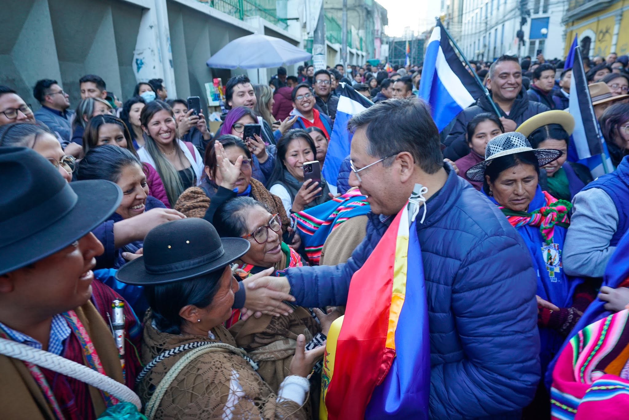 l presidente Luis Arce presentó su renuncia como candidato...