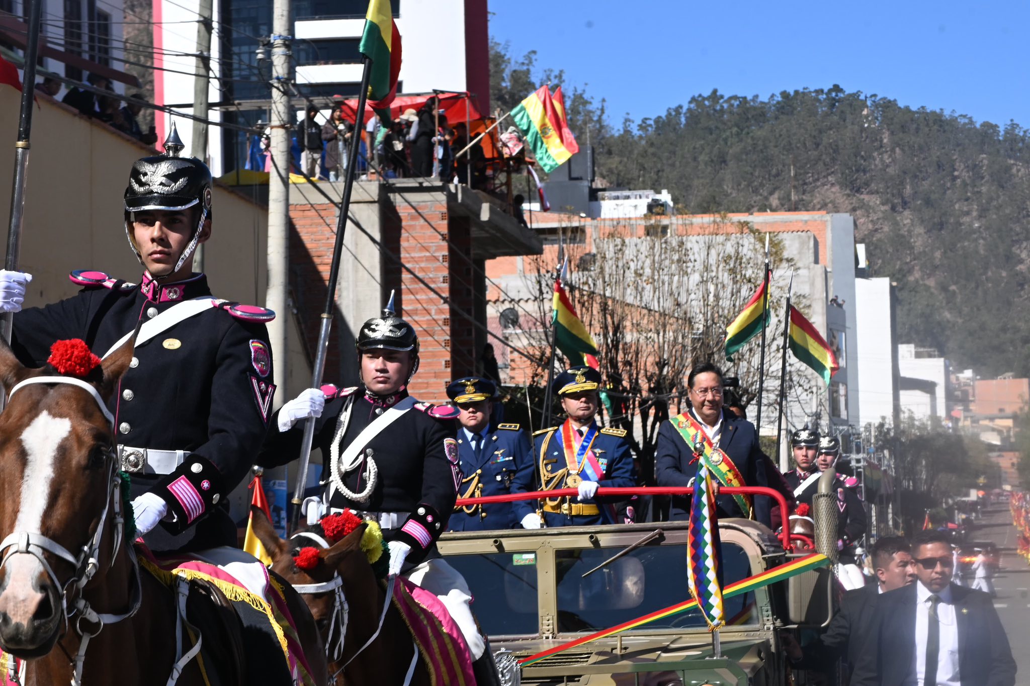 Arce plantea a las FFAA asumir una nueva política...
