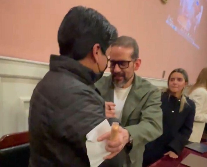 Líderes de la oposición celebran resolución del...