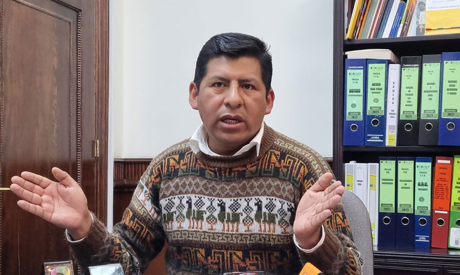 Si un candidato falta a los debates, se dejará su...