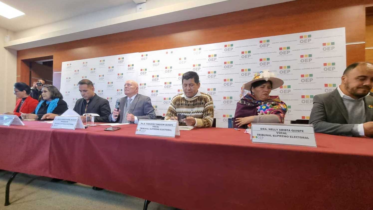 Bolivia se prepara para el balotaje ante la atenta...