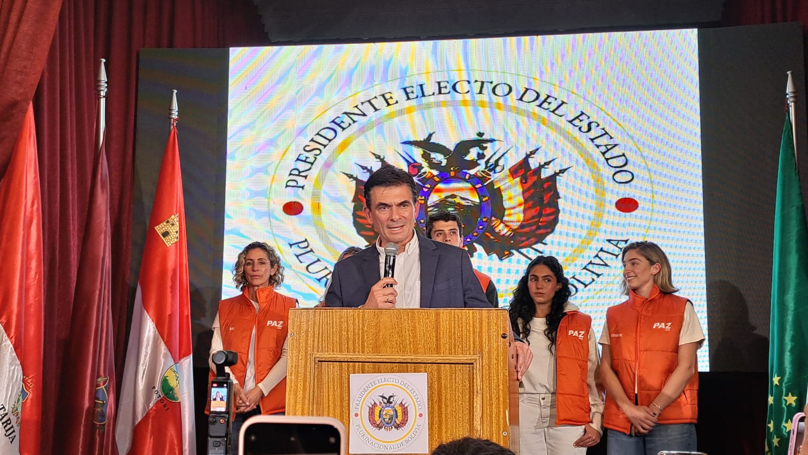 Rodrigo Paz hace su primer viaje como presidente electo