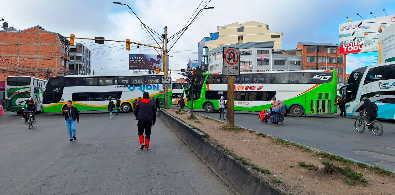 Choferes de La Paz y El Alto cumplen protesta y el...