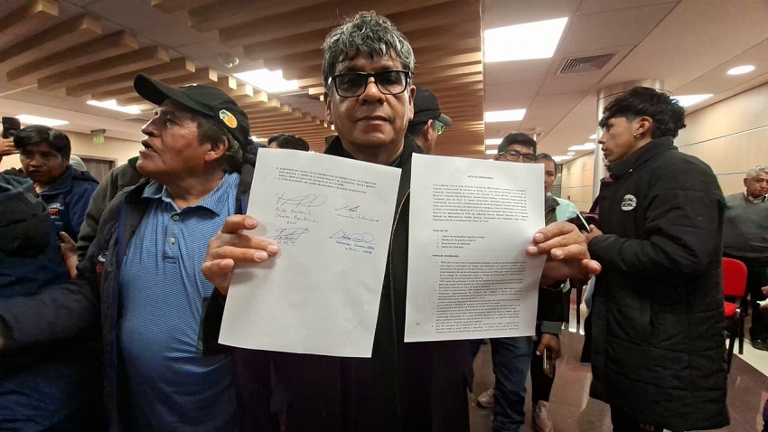 Hay acuerdo entre gobierno y choferes de Oruro sobre la gasolina especial, termina el paro
