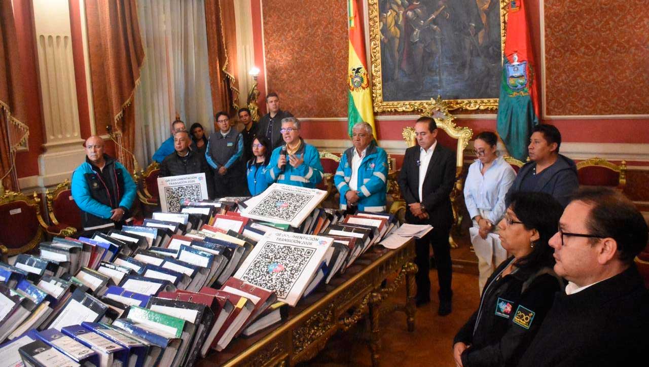 Transición en medio de reproches de “terquedad” y “desorden”: Arias presentó 274 carpetas a...