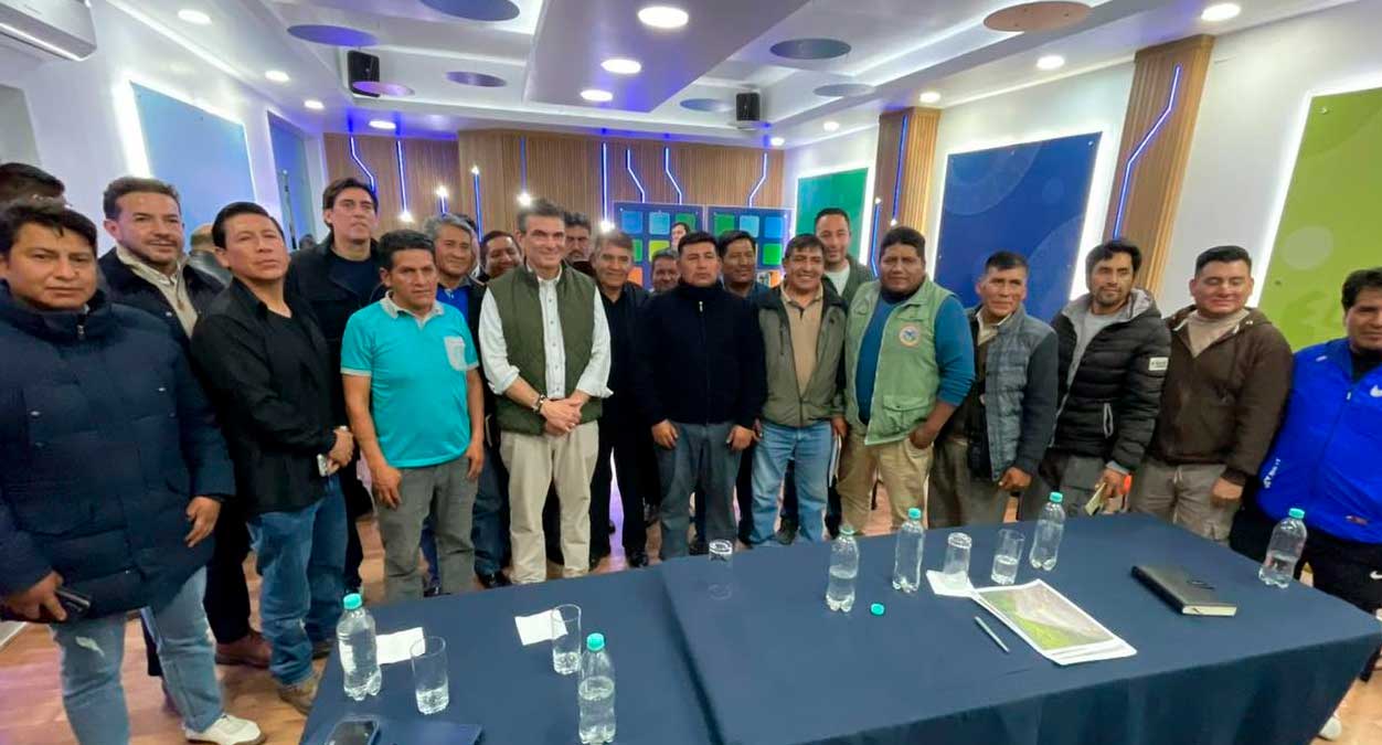 Gobierno firma acuerdo con el transporte de Yungas y el norte paceño