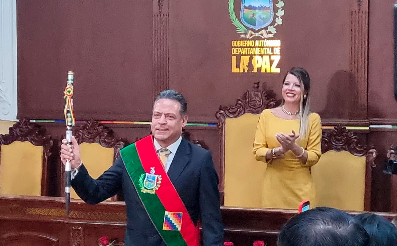 Revilla asume el cargo y ratifica intención de trasladar la Gobernación a El Alto