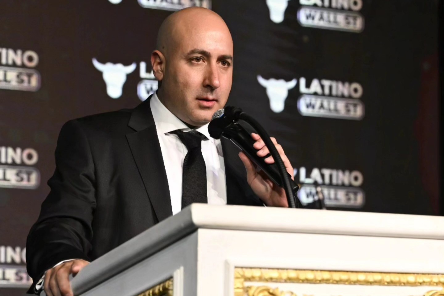 Analista sugiere al presidente Paz apartar a su asesor Fernando Cerimedo